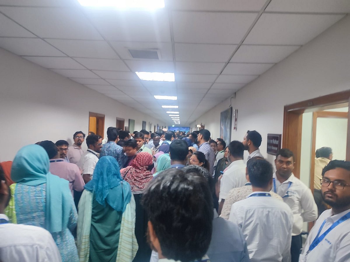 গতকাল বাংলাদেশ ব্যাংকের কর্মচারীরা গভর্নরের পদত্যাগের দাবিতে বিক্ষোভ করেন